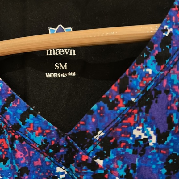 Maevyn Nursing Scrub top/uniform top - Picture 2 of 4